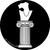Un busto decorato con una collana di perle su un'antica colonna greca.