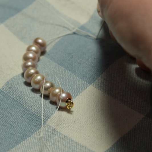 In LARUSCA Perlenschmuck® viene legata a mano ogni perla singolarmente. Questo è un segno di qualità.