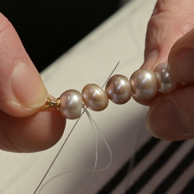Per proteggere la perla, ad ogni estremità della collana di perle viene montato un cappuccio.