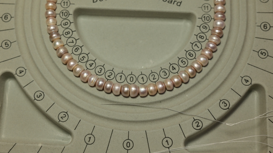 Realizzazione su misura di una collana di perle