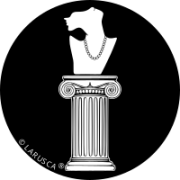 Un busto decorato con una collana di perle su un'antica colonna greca.